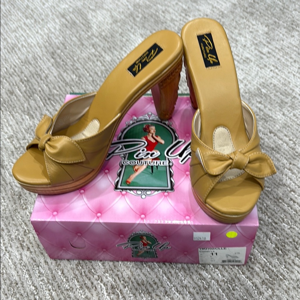 PinUp Couture Tan Chunky Tiki Wooden Heels with Bow Detail Size 11 (fit small)
